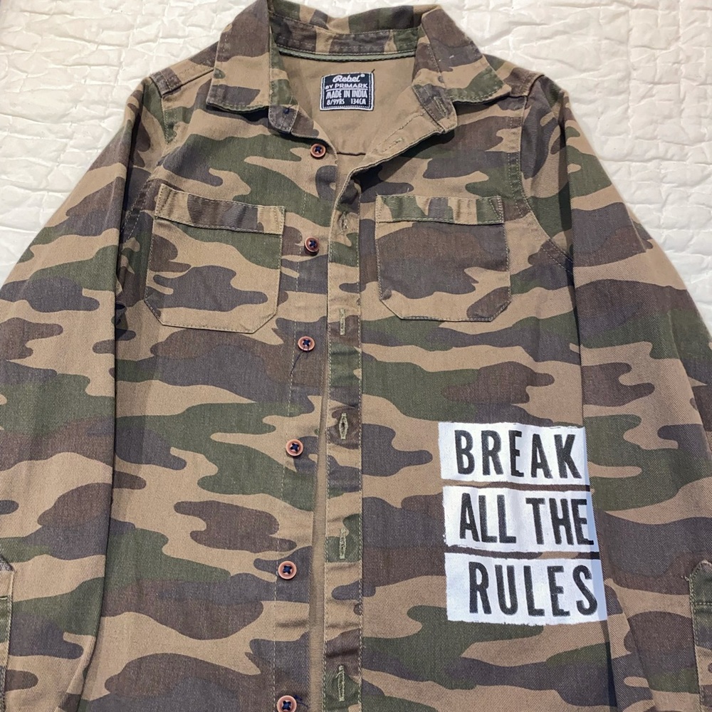 Unisex camouflage button up shirt size 8/9